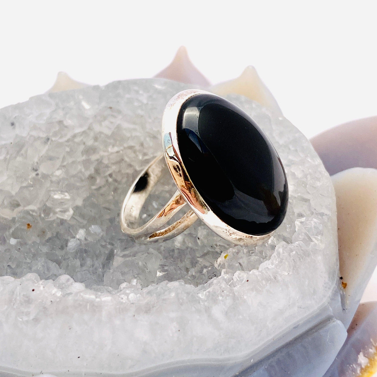 Black Onyx oval cabochon ring with split band s.8 KRGJ1641 - Nature's Magick