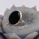 Black Onyx round cabochon ring with split band s.9 KRGJ1637 - Nature's Magick