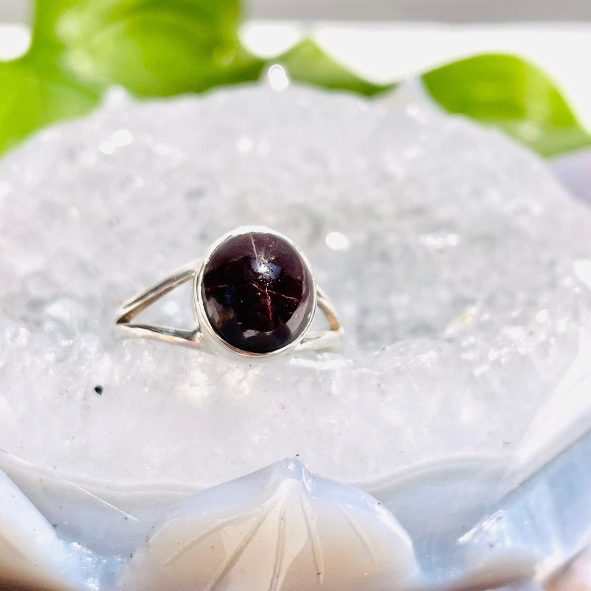 Garnet round ring with split band s.8 KRGJ1833 - Nature's Magick