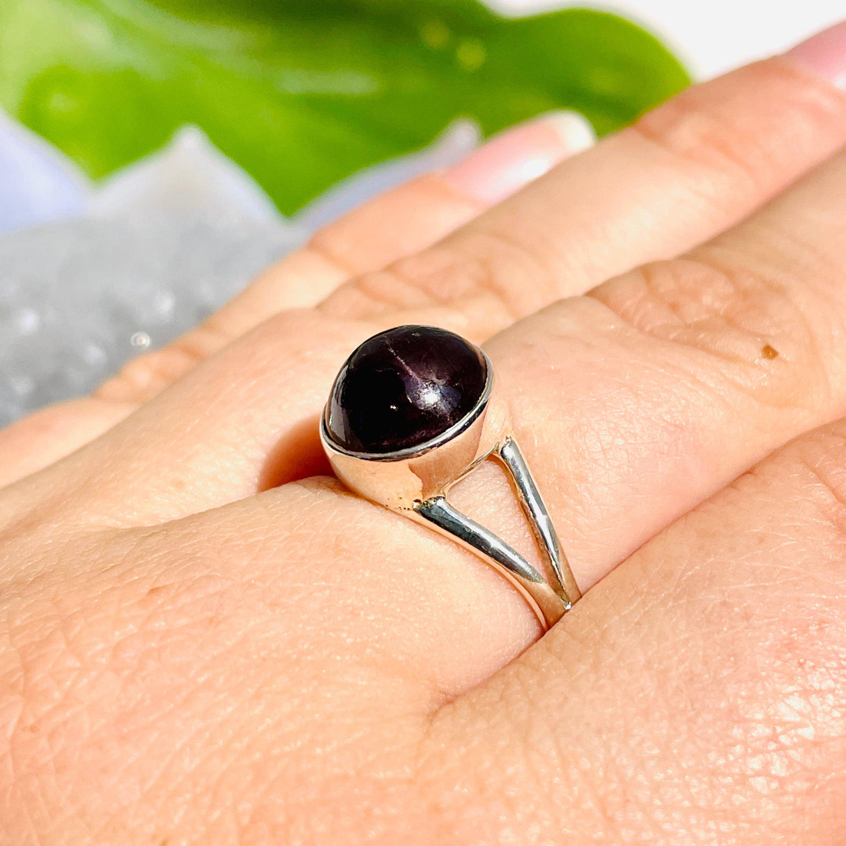 Garnet round ring with split band s.8 KRGJ1833 - Nature's Magick