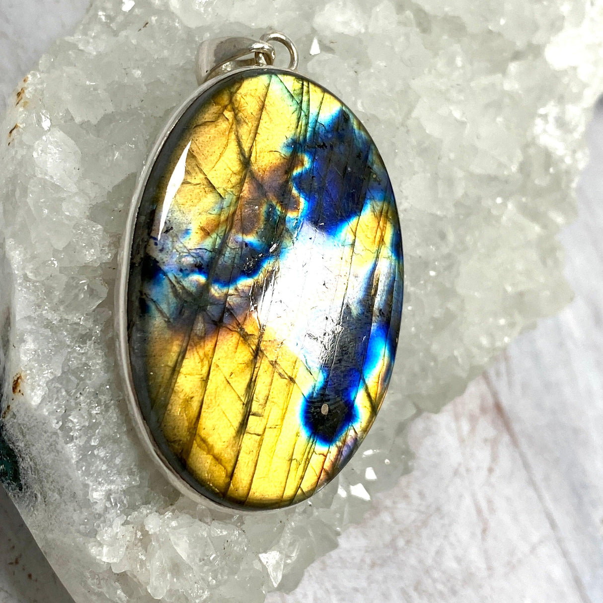 Labradorite oval pendant KPGJ2367 - Nature's Magick