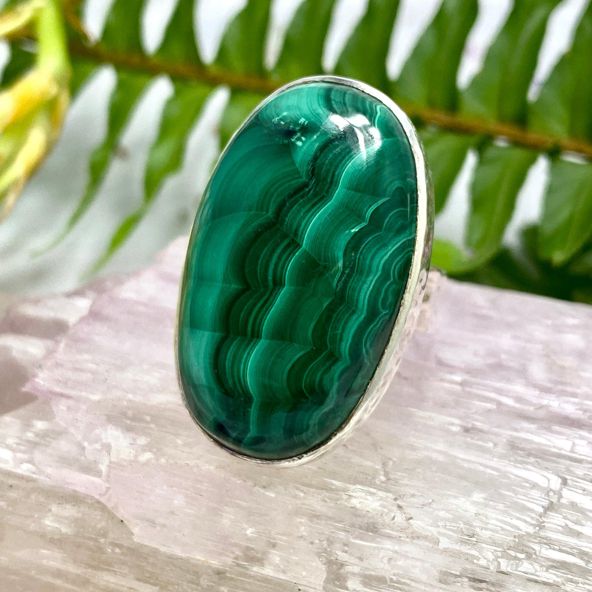 Malachite oval beaten band ring s.8 KRGJ2066 - Nature's Magick