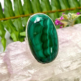 Malachite oval beaten band ring s.8 KRGJ2066 - Nature's Magick