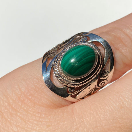 Malachite oval cabochon ring with detailed banding s.6 KRGJ340 - Nature's Magick