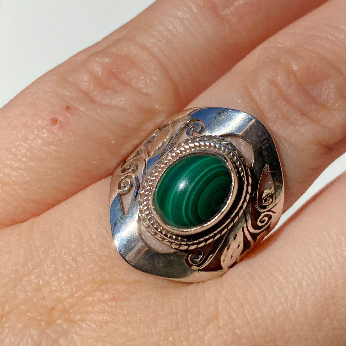 Malachite oval cabochon ring with detailed banding s. 7.5 KRGJ339 - Nature's Magick