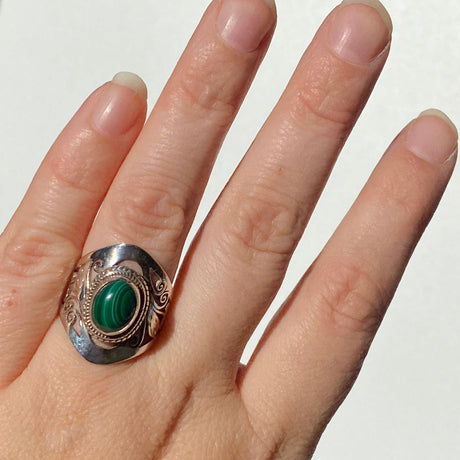 Malachite oval cabochon ring with detailed banding s. 7.5 KRGJ339 - Nature's Magick