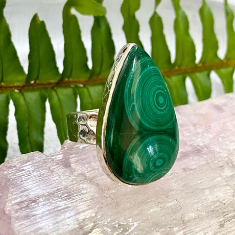 Malachite teardrop cabochon ring with beaten band s.7 KRGJ1710 - Nature's Magick