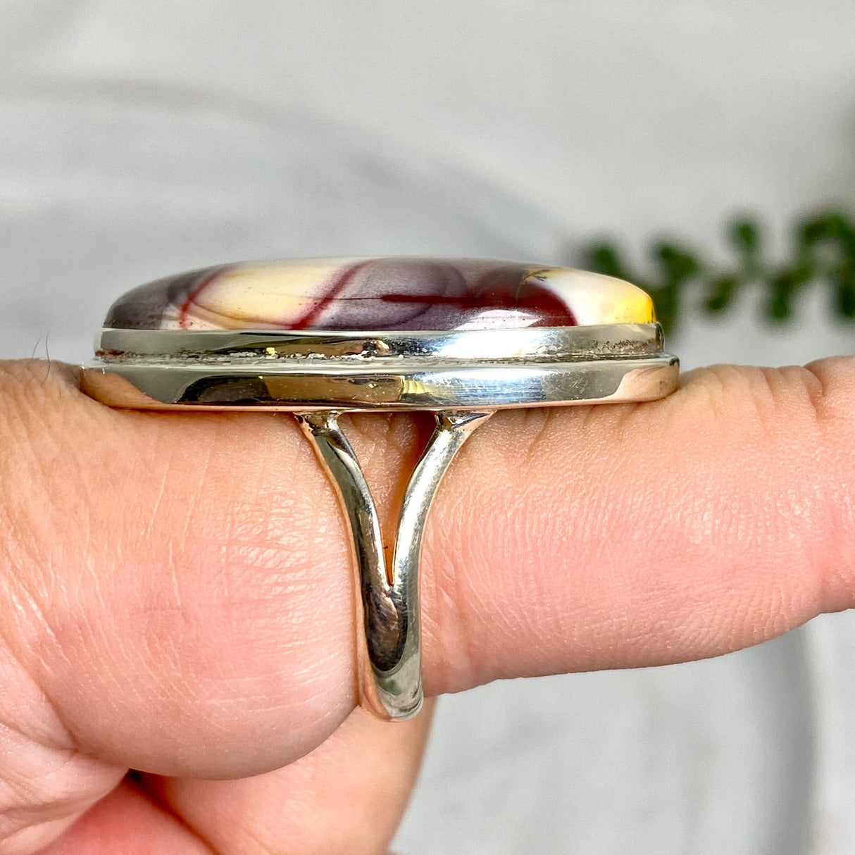 Mookaite oval cabochon ring with split band s.9 KRGJ1868 - Nature's Magick