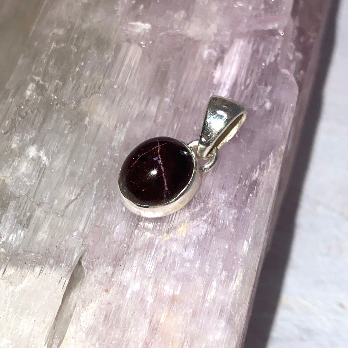 Star Garnet oval pendant KPGJ3227 - Nature's Magick