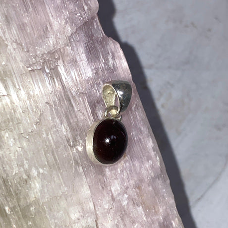 Star Garnet oval pendant KPGJ3227 - Nature's Magick