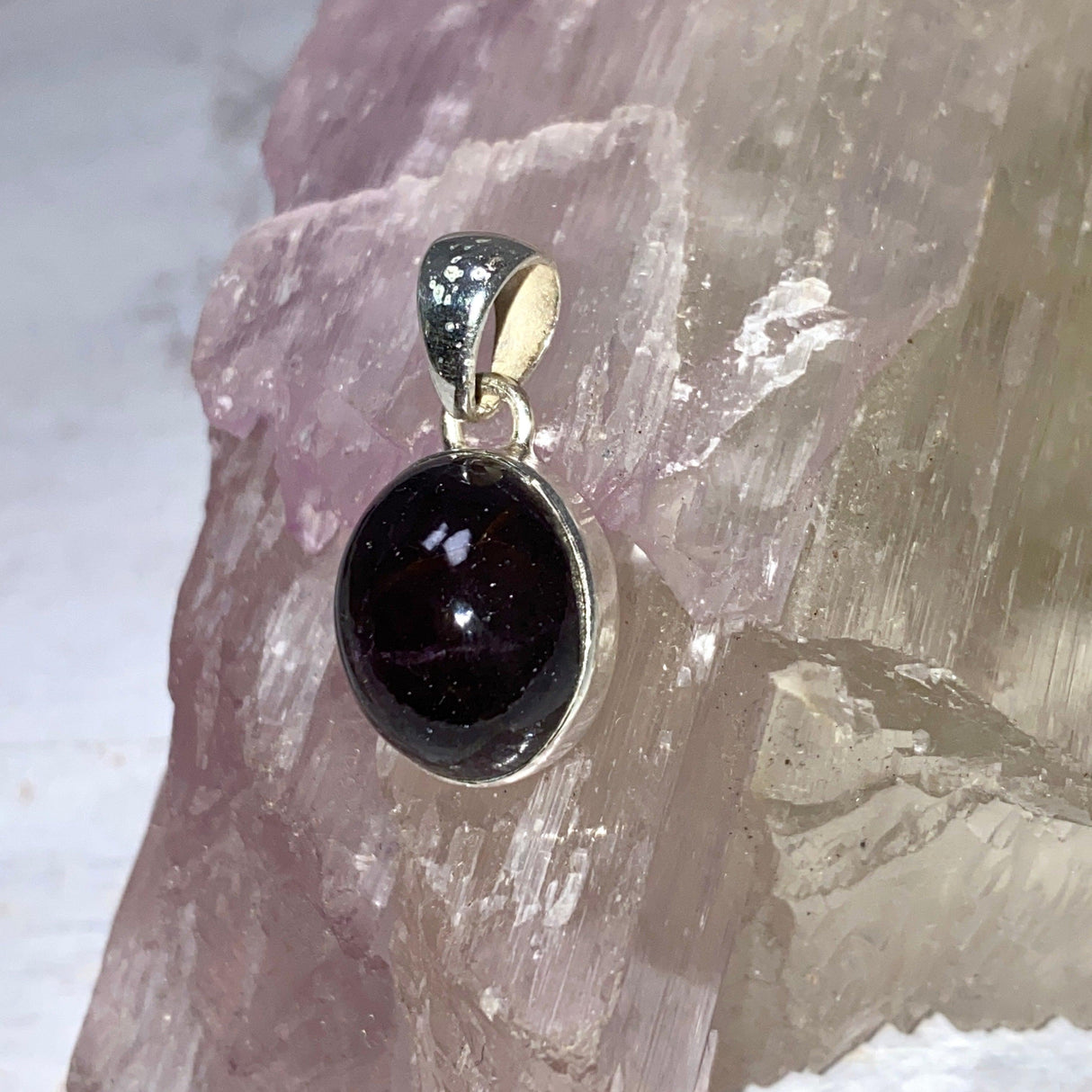 Star Garnet oval pendant KPGJ3231 - Nature's Magick