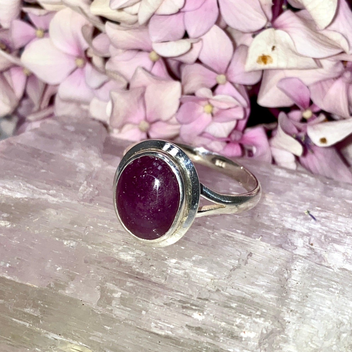 Star Ruby oval ring s.11 KRGJ2507 - Nature's Magick